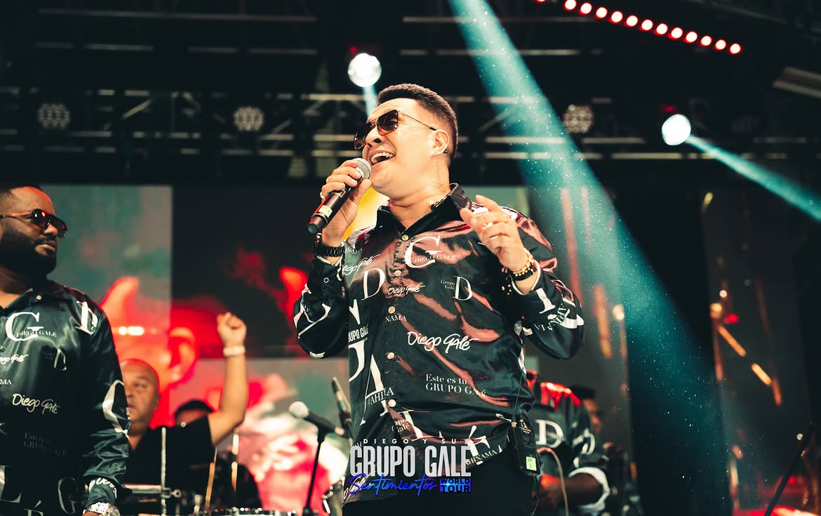 Cantante de salsa en concierto