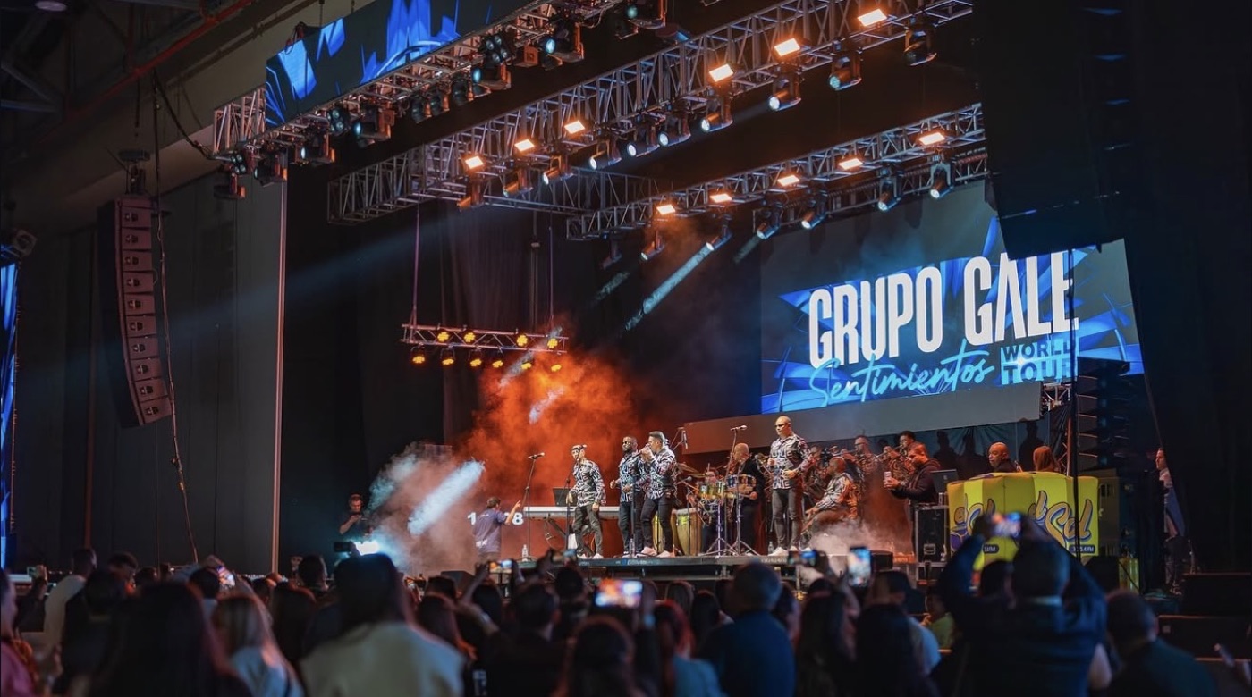 Público bailando salsa